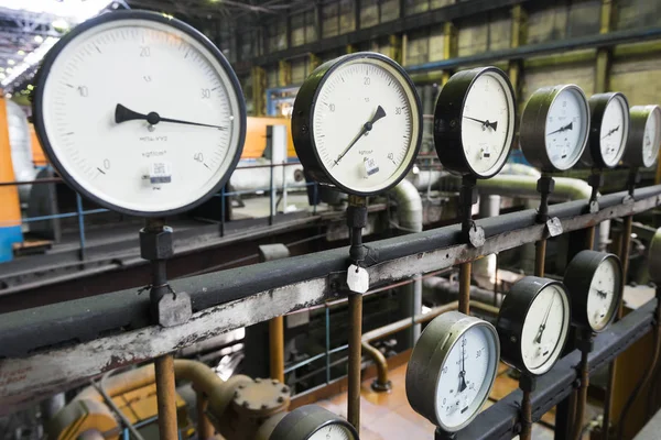 Velhos medidores de pressão analógicos (manómetros) numa central eléctrica — Fotografia de Stock