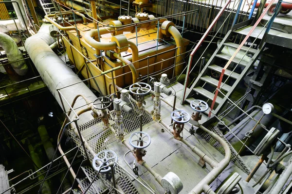 Průmyslové potrubí a nádob v tepelné elektrárně — Stock fotografie