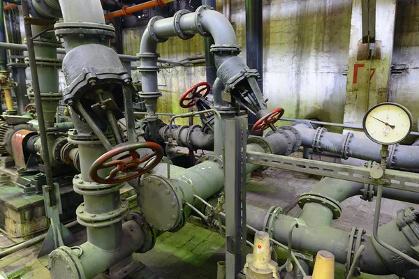 Tubi e valvole in acciaio per il drenaggio dell'acqua in una centrale elettrica — Foto Stock