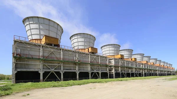 Torri di raffreddamento di una centrale elettrica — Foto Stock