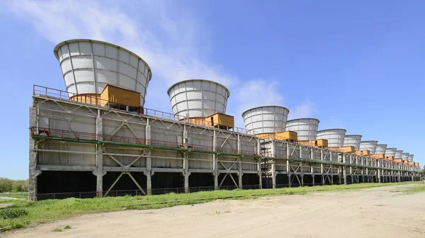 Wieże chłodnicze elektrycznych elektrowni Obrazy Stockowe bez tantiem