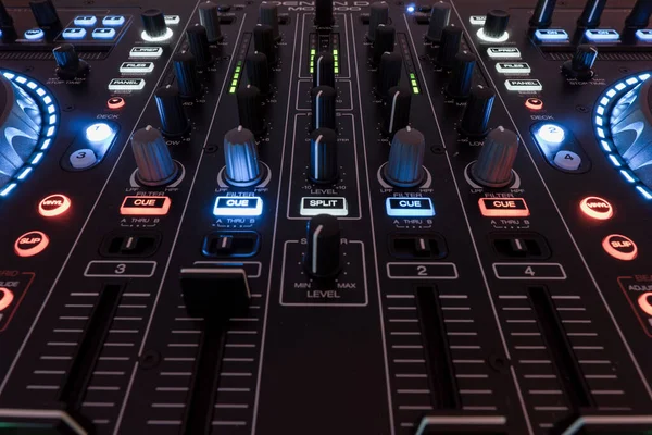 Aydınlatılmış bir DJ Denetleyicisinin Üst Görünümü