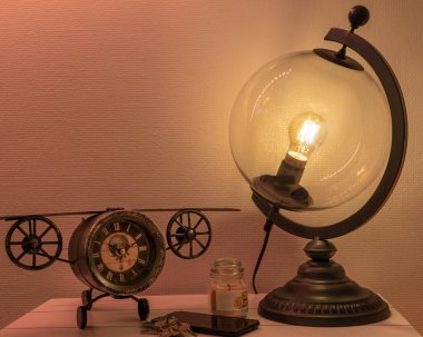 Antika Demir Uçak Saatiyle Globe Vintage Lambası