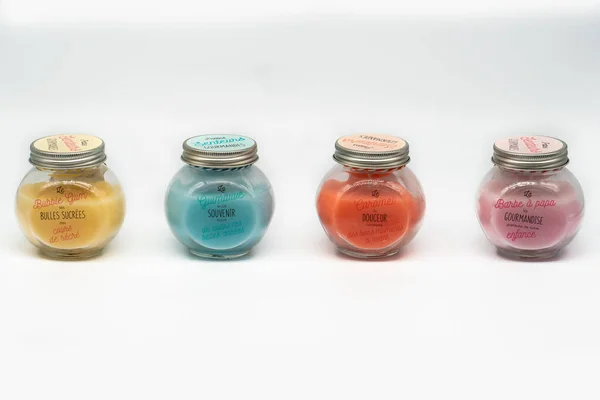 Fyra Färger Sorterade Ljus Glas Med Skruvlock Vit Bakgrund — Stockfoto