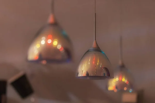 Drie Kleurrijke Hanger Verlichting Met Mooie Bokeh — Stockfoto