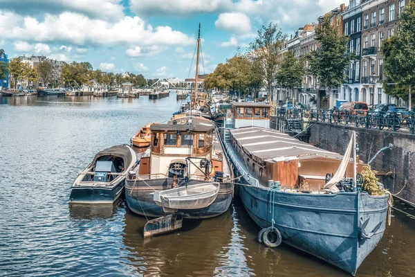 Amsterdam 'da kanaldaki Hollanda teknesi bir su kütlesinin yanına yanaşmış.