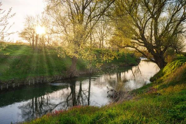 Sonnenuntergang auf einem Fluss und eine spiegelnde Wasseroberfläche — Stockfoto