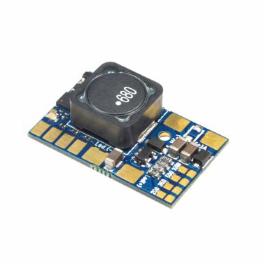 Yeşil yuvarlak uçlu nabız genişliği modülasyon sönük PCB tahta yüzey bileşenleri yakın çekim yan görünüm