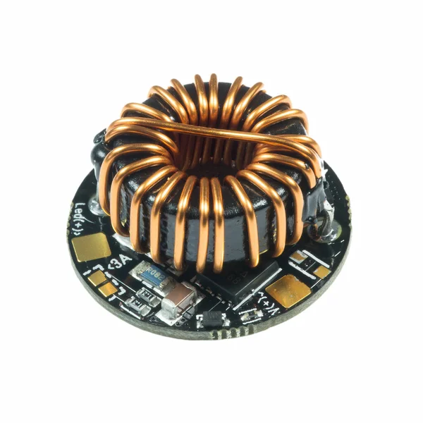 Siyah yuvarlak sürücü PCB tahtası, indüksiyon bobini ve yüzey bileşenleri yakın çekim görünümünde.