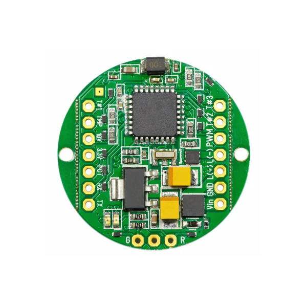 Yeşil yuvarlak uçlu nabız genişliği modülasyon sönük PCB tahta yüzey bileşenleri yakın çekim üst görünüm