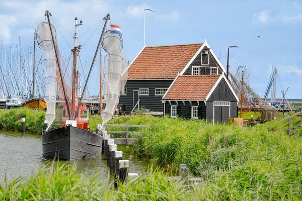 Een Kleine Vissersboot Aan Steiger Naast Een Zwart Nederlands Huis — Stockfoto