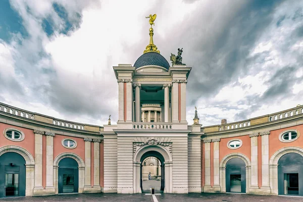 Arco Con Torre Pareti Laterali Rotonde Con Porte Stile Antico — Foto Stock