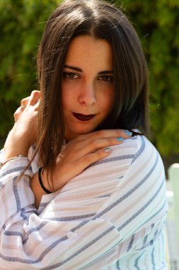 Genç kız poz veriyor, şehvetli.