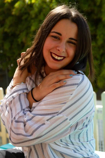 Tânără Fată Zâmbind Într Vară — Fotografie, imagine de stoc