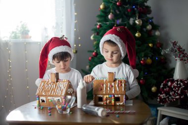 İki tatlı çocuklar, kardeşler, zencefilli kurabiye ev, yapım deco