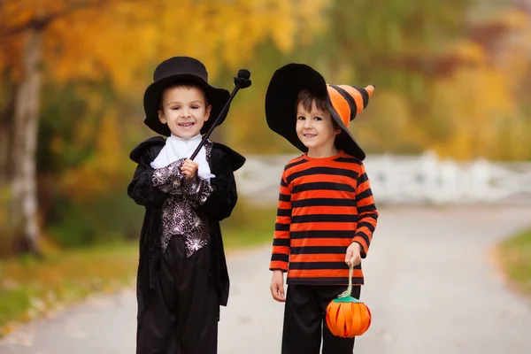 Два мальчика в парке в костюмах на Хэллоуин — стоковое фото