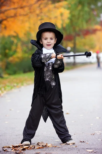 Aranyos fiú a parkban fárasztó bűvész jelmez Halloween — Stock Fotó