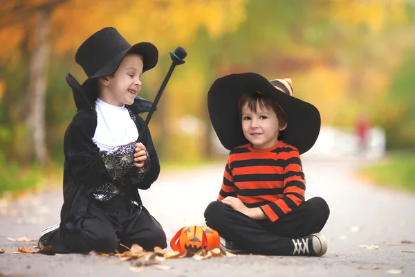 Dos chicos en el parque con disfraces de Halloween — Foto de Stock