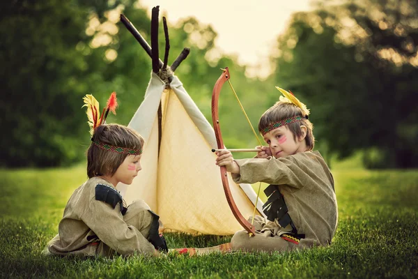 Retrato bonito de meninos nativos americanos com trajes, jogando fora — Fotografia de Stock