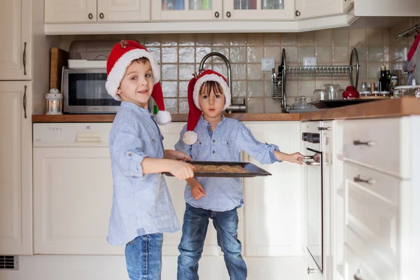 Crianças pequenas doces, irmãos meninos, preparando o cozinheiro de pão de gengibre — Fotografia de Stock