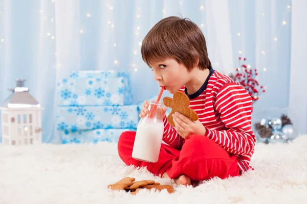 Bonito menino feliz, comer biscoitos e beber leite, esperando — Fotografia de Stock