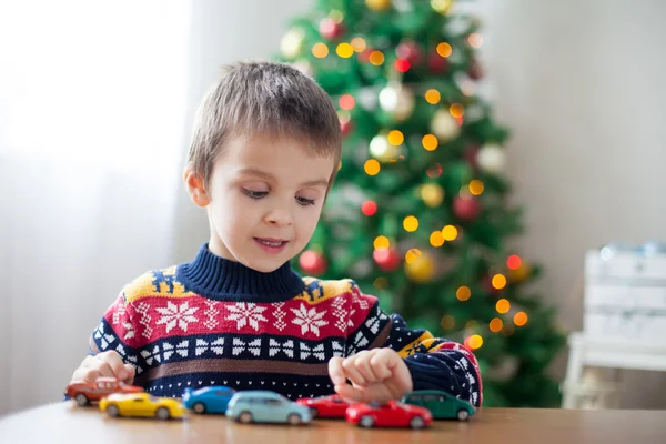 可爱的小学龄前男孩，玩玩具汽车在家里上 — 图库照片
