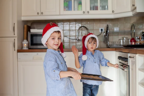 Zencefil ekmek yemek hazırlama tatlı küçük çocuklar, çocuk kardeşler, — Stok fotoğraf