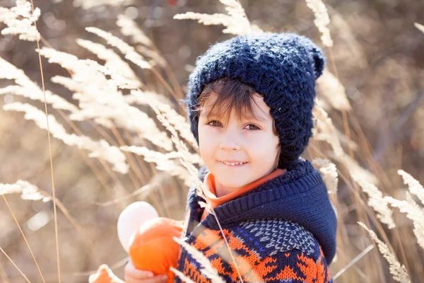 O sarılma tutmak kabarık oyuncak, şirin küçük çocuk, çocuk, — Stok fotoğraf