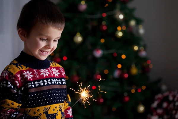 Schönes kleines Kind hält brennende Wunderkerze am Neujahrstag in der Hand — Stockfoto