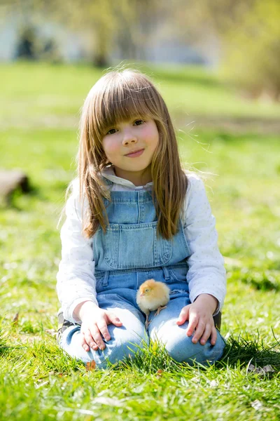 Joven hermosa chica, jugando con poco polluelo recién nacido en la p —  Fotos de Stock