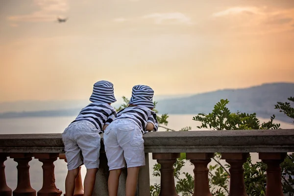 Two little children, boy brothers, looking at landing airplane i — Stock Photo, Image