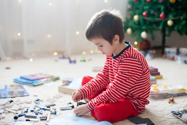 Dos niños dulces, regalos de apertura el día de Navidad — Foto de Stock