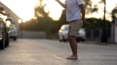 İki tatlı çocuklar köy sokakta araba oyuncaklarla oynarken günbatımı, yaz, erkek kardeşler,