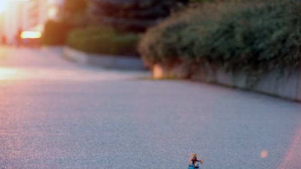 Lindo niño preescolar, jugando con juguetes en la calle al atardecer, tiempo de otoño — Vídeos de Stock