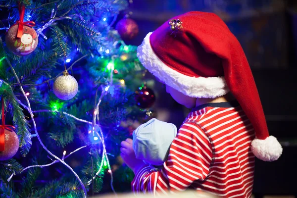 かわいい男の子、クリスマスツリーを飾る — ストック写真