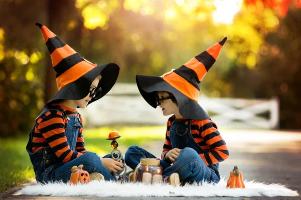 Два мальчика в парке в костюмах на Хэллоуин, веселятся — стоковое фото