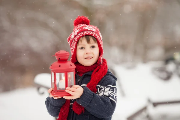 Carino piccolo ragazzo caucasico con orsacchiotto e lanterna rossa, playi — Foto Stock