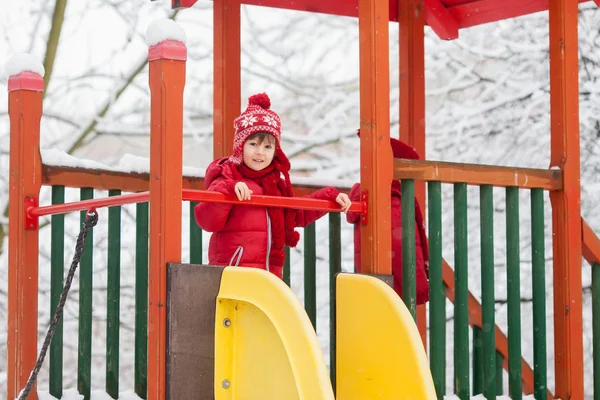 Tatlı çocuk, oyun karda oyun — Stok fotoğraf
