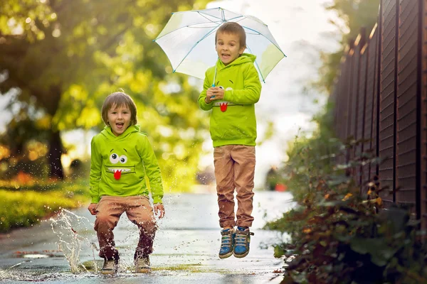 두 사랑 스러운 작은 소년, 비오는 날, 공원에 재생 재생 — 스톡 사진