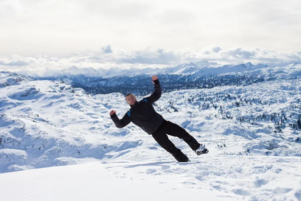 Unga skidåkare, njuter av utsikten från toppen av bergen i österrikiska — Stockfoto