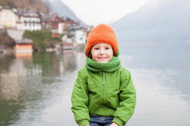 Hallstatt, Avusturya sevimli küçük çocuğun yakın portresi