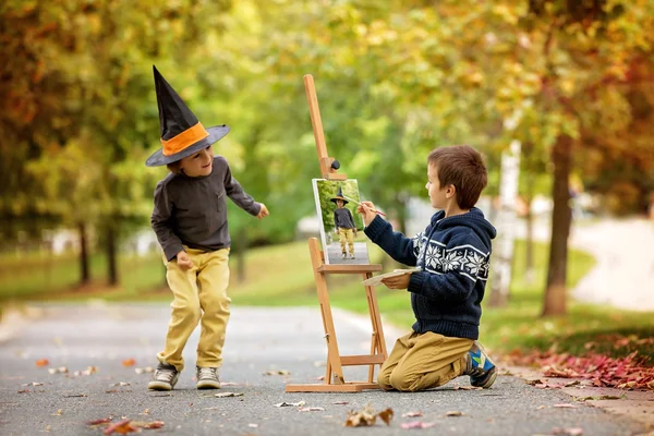 Duas crianças doces, irmãos menino, pintando criaturas dos desenhos animados em — Fotografia de Stock