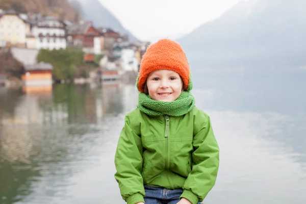 Nära porträtt av söt liten pojke i Hallstatt, Österrike — Stockfoto