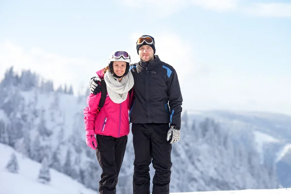Nära vinter porträtt av bror och syster, skidåkning — Stockfoto