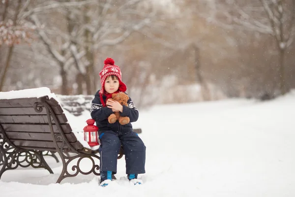 Schattige kleine Kaukasische jongen met teddybeer en rode lantaarn, playi — Stockfoto