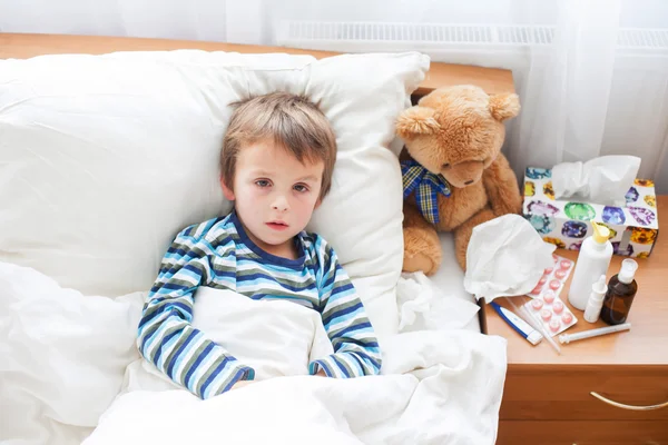 Nemocné dítě chlapec leží v posteli s horečkou, spočívající — Stock fotografie