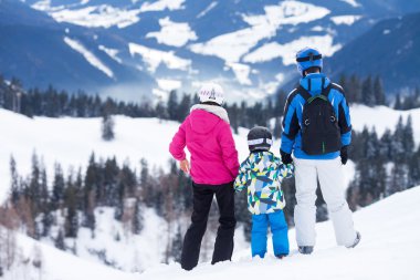 Genç bir çocuk, dağlarda Kayak ile mutlu bir aile