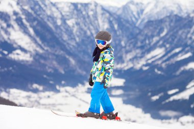 Genç çocuk, Avusturya Kayak merkezinde kar yamaçta Kayak
