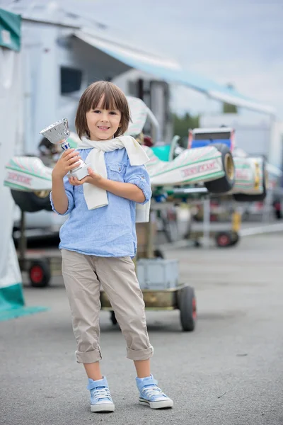 Счастливый ребенок, мальчик, держащий кубок чемпионата, победитель Go Cart Ra — стоковое фото