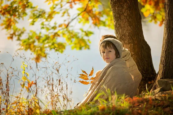 Zwei Kinder, Jungen, sitzen am Ufer eines Sees an einem sonnigen — Stockfoto